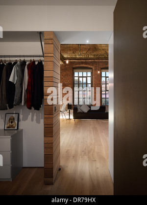 Blick auf Wohnzimmer in modernen Wohnung, Albert Mill, Manchester, Greater Manchester. Stockfoto