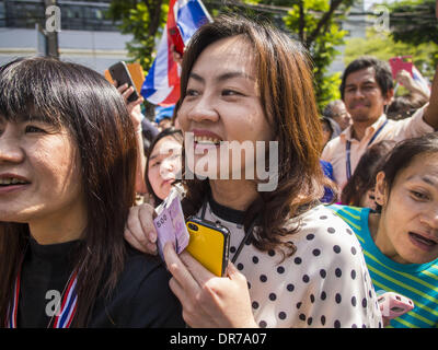 Bangkok, Thailand. 21. Januar 2014. Fans warten Suthep Thaugsuban während eines Marsches nach unten Thanon Naradhiwas Rajanagarindra Geld geben. Suthep, der Anführer der Proteste gegen die Regierung und das Volk demokratische Reform Committee (Separatistischen), die Dachorganisation der Proteste, führte einen Marsch durch die finanziellen Bezirk von Bangkok Dienstag. Bildnachweis: ZUMA Press, Inc./Alamy Live-Nachrichten Stockfoto