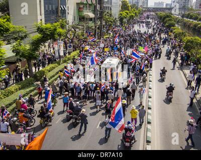 Bangkok, Thailand. 21. Januar 2014. Anti-Regierungs-Demonstranten marschieren hinunter Thanon Naradhiwas Rajanagarindra während eines Marsches durch Suthep Thaugsuban. Suthep, der Anführer der Proteste gegen die Regierung und das Volk demokratische Reform Committee (Separatistischen), die Dachorganisation der Proteste, führte einen Marsch durch die finanziellen Bezirk von Bangkok Dienstag. Bildnachweis: ZUMA Press, Inc./Alamy Live-Nachrichten Stockfoto