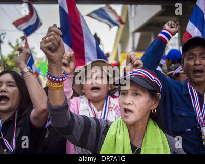 Bangkok, Thailand. 21. Januar 2014. Anti-Regierungs-Demonstranten marschieren hinunter Thanon Naradhiwas Rajanagarindra während eines Marsches durch Suthep Thaugsuban. Suthep, der Anführer der Proteste gegen die Regierung und das Volk demokratische Reform Committee (Separatistischen), die Dachorganisation der Proteste, führte einen Marsch durch die finanziellen Bezirk von Bangkok Dienstag. Bildnachweis: ZUMA Press, Inc./Alamy Live-Nachrichten Stockfoto