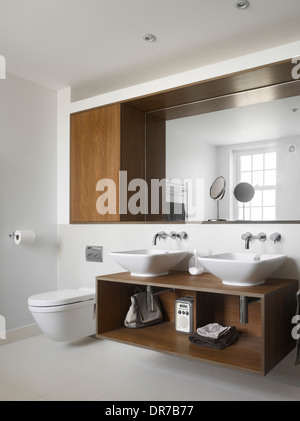 Zwei Waschbecken auf Einheit im modernen Badezimmer Stockfoto