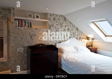 Schlafzimmer im Dachgeschossausbau in Wandsworth Stockfoto
