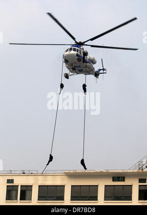Seoul, Südkorea. 21. Januar 2014. Südkoreanische Soldaten nehmen an einer anti-Terror-Drill in Seoul, Südkorea, 21. Januar 2014 Teil. Bildnachweis: Park Jin-Hee/Xinhua/Alamy Live-Nachrichten Stockfoto