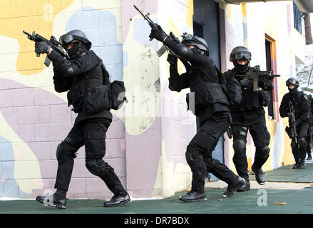 Seoul, Südkorea. 21. Januar 2014. Südkoreanische Soldaten nehmen an einer anti-Terror-Drill in Seoul, Südkorea, 21. Januar 2014 Teil. Bildnachweis: Park Jin-Hee/Xinhua/Alamy Live-Nachrichten Stockfoto