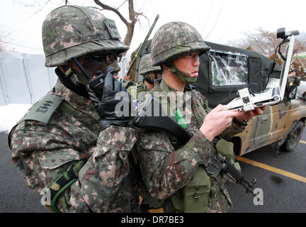 Seoul, Südkorea. 21. Januar 2014. Südkoreanische Soldaten nehmen an einer anti-Terror-Drill in Seoul, Südkorea, 21. Januar 2014 Teil. Bildnachweis: Park Jin-Hee/Xinhua/Alamy Live-Nachrichten Stockfoto