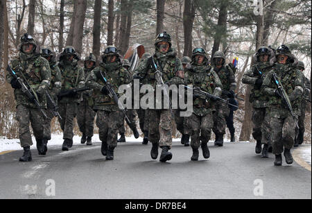 Seoul, Südkorea. 21. Januar 2014. Südkoreanische Soldaten nehmen an einer anti-Terror-Drill in Seoul, Südkorea, 21. Januar 2014 Teil. Bildnachweis: Park Jin-Hee/Xinhua/Alamy Live-Nachrichten Stockfoto