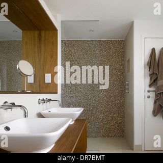 Zwei Waschbecken auf Einheit im modernen Badezimmer Stockfoto