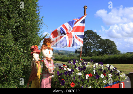 Ein am Straßenrand Anzeige der Blumen im Devon Dorf Cheriton Bischof an einem Sommer-Nachmittag. Stockfoto