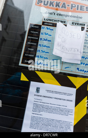 Ein Grafschaftsrat Hygiene Notfall Betretungsverbot auf einem Chip Shop Fenster geschlossen für die Verletzung von Vorschriften über Lebensmittelsicherheit, UK Stockfoto