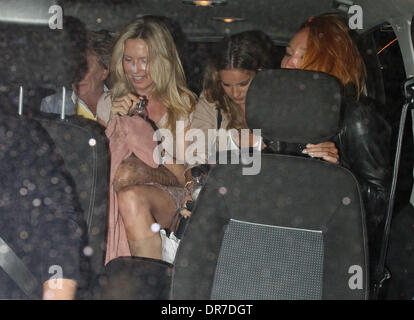 Rod Stewart und Ehefrau Penny Lancaster drücken in ein Taxi mit dem Rocker Töchter Renee Stewart und Ruby nach gerade Singin ' im Regen im Palace Theatre.  London, England - 14.06.12 Stockfoto