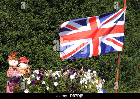 Ein am Straßenrand Anzeige der Blumen und der Union Jack-Flagge im Devon Dorf Cheriton Bischof an einem Sommer-Nachmittag. Stockfoto