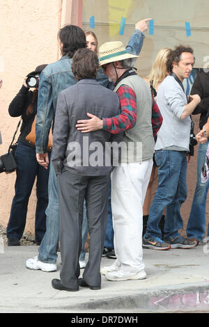 Christian Bale und Regisseur Regisseur Terrence Malick Dreharbeiten an Originalschauplätzen in Venice Beach für den neuen Film "Knight of Cups", Regie: Terrence Malick (Stroh Hut) Los Angeles, Kalifornien - 13.06.12 Stockfoto