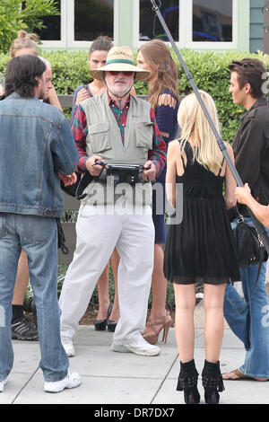 Regisseur Regisseur Terrence Malick die Dreharbeiten an Originalschauplätzen in Venice Beach für den neuen Film "Knight of Cups", Regie: Terrence Malick (Stroh Hut) Los Angeles, Kalifornien - 13.06.12 Stockfoto