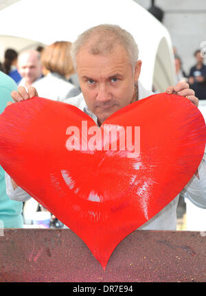 Damien Hirst Covent Garden in London beherbergt eine Tate Modern Kunstprojekt mit Damien Hirst Aufsicht über lokale Schulkinder bei der Schaffung einer Spin-Malerei London, England - 14.06.12 Stockfoto