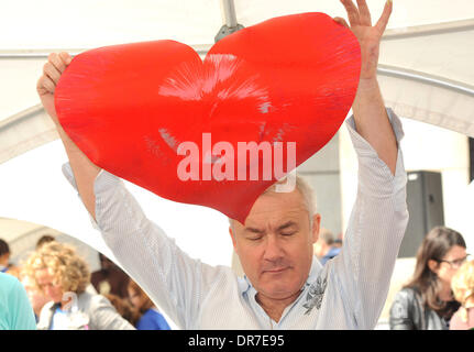 Damien Hirst Covent Garden in London beherbergt eine Tate Modern Kunstprojekt mit Damien Hirst Aufsicht über lokale Schulkinder bei der Schaffung einer Spin-Malerei London, England - 14.06.12 Stockfoto