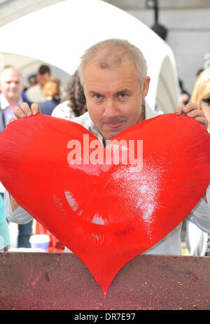 Damien Hirst Covent Garden in London beherbergt eine Tate Modern Kunstprojekt mit Damien Hirst Aufsicht über lokale Schulkinder bei der Schaffung einer Spin-Malerei London, England - 14.06.12 Stockfoto