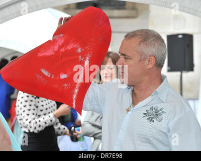 Damien Hirst Covent Garden in London beherbergt eine Tate Modern Kunstprojekt mit Damien Hirst Aufsicht über lokale Schulkinder bei der Schaffung einer Spin-Malerei London, England - 14.06.12 Stockfoto