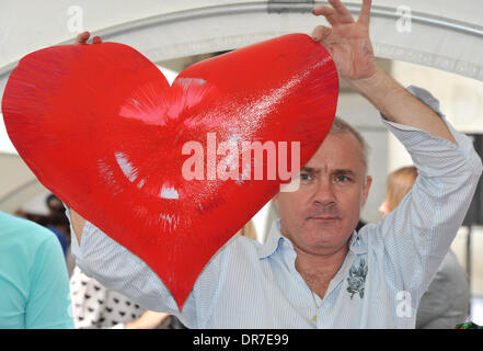 Damien Hirst Covent Garden in London beherbergt eine Tate Modern Kunstprojekt mit Damien Hirst Aufsicht über lokale Schulkinder bei der Schaffung einer Spin-Malerei London, England - 14.06.12 Stockfoto