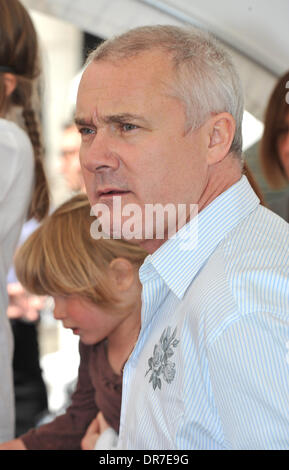 Damien Hirst Überwachung der lokalen Schulkindern ein Spin-Gemälde in Covent Garden zu erstellen. London, England - 14.06.12 Stockfoto