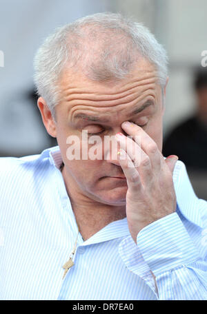 Damien Hirst Überwachung der lokalen Schulkindern ein Spin-Gemälde in Covent Garden zu erstellen. London, England - 14.06.12 Stockfoto