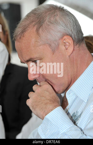 Damien Hirst Überwachung der lokalen Schulkindern ein Spin-Gemälde in Covent Garden zu erstellen. London, England - 14.06.12 Stockfoto