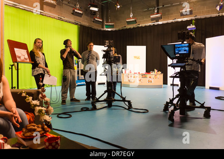 TV-Medien studiert Studenten im Studio produzieren eine 'live' tv Magazin Tagesprogramm an der Aberystwyth University UK Stockfoto