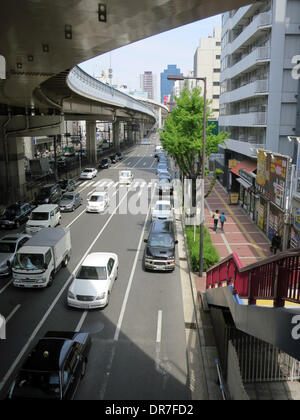 Mehrstufige Autobahnen führen durch Osaka, Japan, 20. April 2013. Die Hafen- und Industriestadt mit 2,6 Millionen Einwohnern ist die drittgrößte Stadt in Japan nach Tokio und Yokohama. Foto: Peter Jaehnel - kein Draht-SERVICE Stockfoto