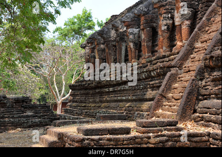 Alten Palastruine an der Kamphaeng Phet Historical Park in Thailand. Stockfoto