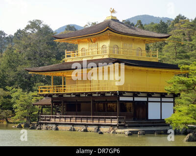 Kyoto, Japan. 19. April 2013. Blick auf den Kinkaku-Ji-Tempel (lit.) "Tempel des Goldenen Pavillon") in Kyoto, Japan, 19. April 2013. Der Zen-buddhistischen Tempel gebaut Ende des 14. Jahrhunderts ist eines der beliebtesten Touristenziele in Japan. Foto: Peter Jaehnel - Live News WIRE SERVICE/Dpa/Alamy Stockfoto