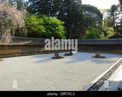 Kyoto, Japan. 19. April 2013. Blick auf den Zen-Garten an der Ry? ein-Ji-Tempel in Kyoto, Japan, 19. April 2013. Die Tempel und Gärten sind eines der historischen Denkmäler des alten Kyoto sowie als UNESCO-Weltkulturerbe aufgeführt. Foto: Peter Jaehnel - Live News WIRE SERVICE/Dpa/Alamy Stockfoto