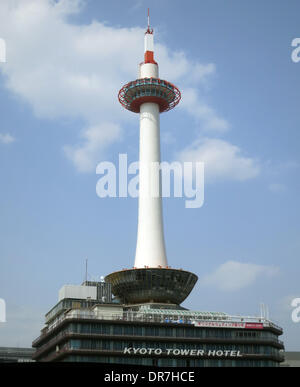 Kyoto, Japan. 19. April 2013. Blick auf den 131 Meter hohe Kyoto Tower in Kyoto, Japan, 19. April 2013. Der Aussichtsturm steht auf einem 9-geschossigen Gebäude und ist das höchste Bauwerk in Kyōto. Foto: Peter Jaehnel - Live News WIRE SERVICE/Dpa/Alamy Stockfoto