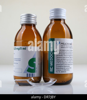 AYTOS, Bulgarien - 21. Januar 2014: Flüssige Medizin in Glasflasche - Medoclav, Amoxiclav. Stockfoto