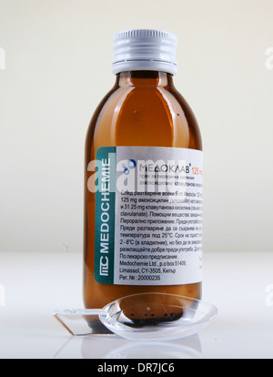 AYTOS, Bulgarien - 21. Januar 2014: Flüssige Medizin in Glasflasche - Medoclav, Amoxiclav. Stockfoto