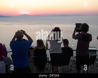 Europa Griechenland Kykladen Sikinos Touristen fotografieren des Sonnenuntergangs Stockfoto