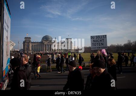 Berlin, Deutschland. 18. Januar 2014. Demonstranten halten Banner auf einen Protest am 18. Januar 2014 in Berlin, Deutschland. Mehrere tausend Demonstranten besuchte den Marsch aus Protest gegen gentechnisch veränderte Landwirtschaft im Zusammenhang mit der Grünen Woche Berlin. 18. Januar 2014. Odeta Catana/NurPhoto/ZUMAPRESS.com/Alamy © Live-Nachrichten Stockfoto