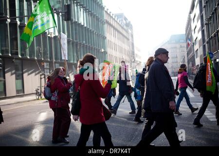 Berlin, Deutschland. 18. Januar 2014. Demonstranten halten Banner auf einen Protest am 18. Januar 2014 in Berlin, Deutschland. Mehrere tausend Demonstranten besuchte den Marsch aus Protest gegen gentechnisch veränderte Landwirtschaft im Zusammenhang mit der Grünen Woche Berlin. 18. Januar 2014. Odeta Catana/NurPhoto/ZUMAPRESS.com/Alamy © Live-Nachrichten Stockfoto
