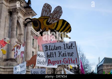 Berlin, Deutschland. 18. Januar 2014. Demonstranten halten Banner auf einen Protest am 18. Januar 2014 in Berlin, Deutschland. Mehrere tausend Demonstranten besuchte den Marsch aus Protest gegen gentechnisch veränderte Landwirtschaft im Zusammenhang mit der Grünen Woche Berlin. 18. Januar 2014. Odeta Catana/NurPhoto/ZUMAPRESS.com/Alamy © Live-Nachrichten Stockfoto