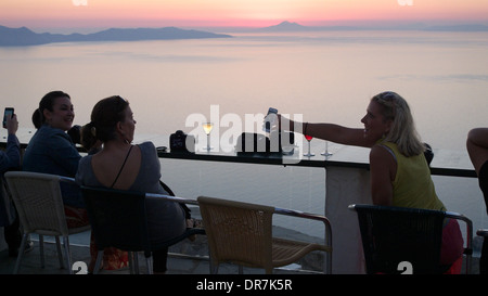 Europa Griechenland Kykladen Sikinos Touristen fotografieren des Sonnenuntergangs Stockfoto