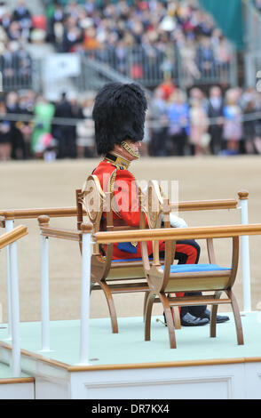 Prinz Philip, Duke of Edinburgh besucht die 2012 Trooping die Farbe Zeremonie bei der Horse Guards Parade zum Geburtstag der Queen London, England - 16.06.12 feiern Stockfoto