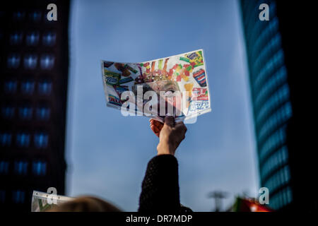 Berlin, Deutschland. 18. Januar 2014. Demonstranten halten Banner auf einen Protest am 18. Januar 2014 in Berlin, Deutschland. Mehrere tausend Demonstranten besuchte den Marsch aus Protest gegen gentechnisch veränderte Landwirtschaft im Zusammenhang mit der Grünen Woche Berlin. 18. Januar 2014. Odeta Catana/NurPhoto/ZUMAPRESS.com/Alamy © Live-Nachrichten Stockfoto