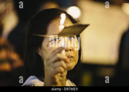 Bangkok, Thailand. 19. Januar 2014. Ein pro-Wahlkämpfer besucht eine Candle-Light '' Respekt meine Stimme '' Kundgebung in Bangkok nach anhaltenden Proteste gegen die Regierung in der Stadt, Benjasiri Park, Bangkok, Thailand - Foto: Gavin Gough/NurPhoto © Gavin Gough/NurPhoto/ZUMAPRESS.com/Alamy Live News Stockfoto