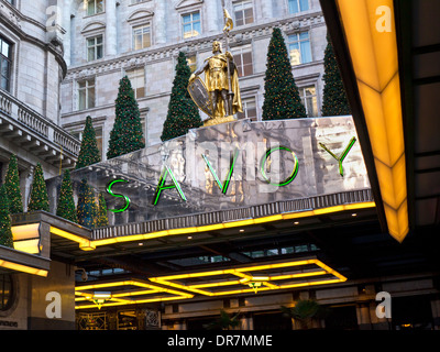 Außenansicht des Luxus 5-Sterne-Hotel Savoy-Eingangs-Foyer an Weihnachten den Strang London WC2 Stockfoto