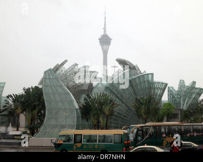 Blick auf eine Glasskulptur in der Innenstadt von Macau, China, die bis 1999, 30. April 2013 eine portugiesische Kolonie war. Im Hintergrund kann der 338 Meter hohe Fernsehturm gesehen werden, die im Jahr 2001 eröffnet wurde. Macau ist auch der "Montecarlo des Ostens" oder "Las Vegas des Ostens" genannt. Foto: Peter Jaehnel - kein Draht-SERVICE Stockfoto