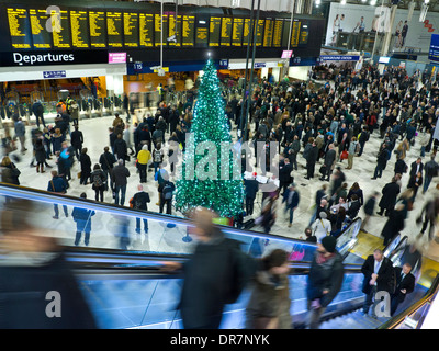 Erhöhten Blick auf belebten Bahnhofshalle und Rolltreppe an der Waterloo Station an Weihnachten London SE1 Stockfoto