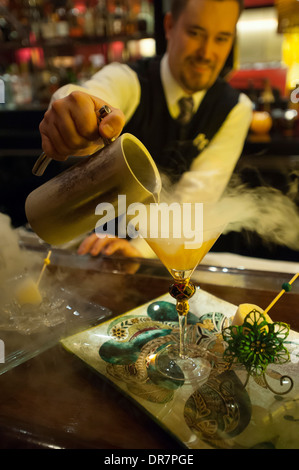 Barkeeper machen eine Super gekühlt aromatisierte Martini mit flüssigem Stickstoff in der Beau Rivage Hotel-Casino &amp; Resort-bar Stockfoto