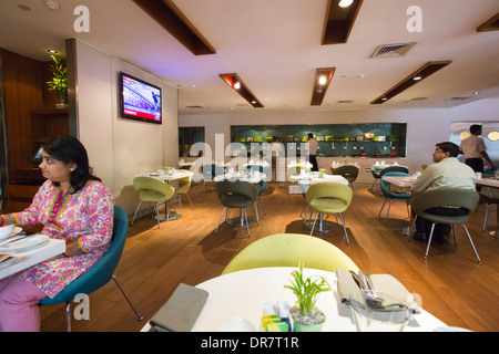 Das Restaurant in einem fünf Sterne Hotel in Kalkutta, Westbengalen, Indien. Stockfoto