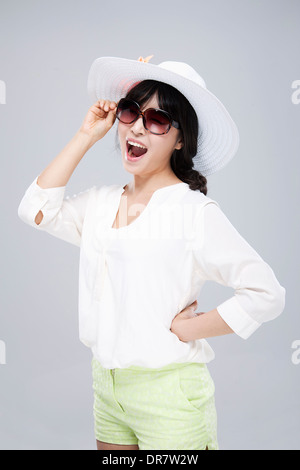 Aufnahme einer Frau in weißem Hut und Sonnenbrille hautnah Stockfoto