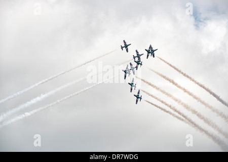 Die italienischen militärischen Kunstflug Display Team Il Frecce Tricolori trailing smoke Trails führen Sie ﬁnden Kreuz über bei der RIAT Stockfoto