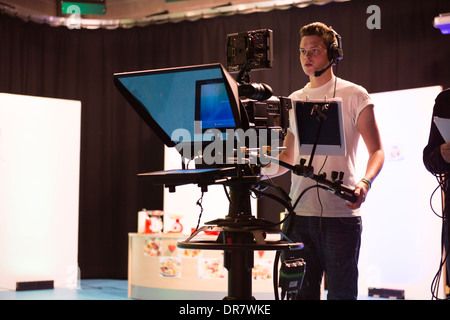 TV-Medien studiert Studenten im Studio produzieren eine 'live' tv Magazin Tagesprogramm an der Aberystwyth University UK Stockfoto