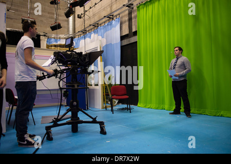 TV-Medien studiert Studenten im Studio produzieren eine 'live' tv Magazin Tagesprogramm an der Aberystwyth University UK Stockfoto